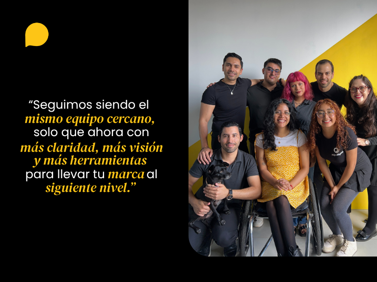 Equipo de Pulpa Digital posando frente a una pared amarilla, acompañados del texto: “Seguimos siendo el mismo equipo cercano, solo que ahora con más claridad, más visión y más herramientas para llevar tu marca al siguiente nivel.”