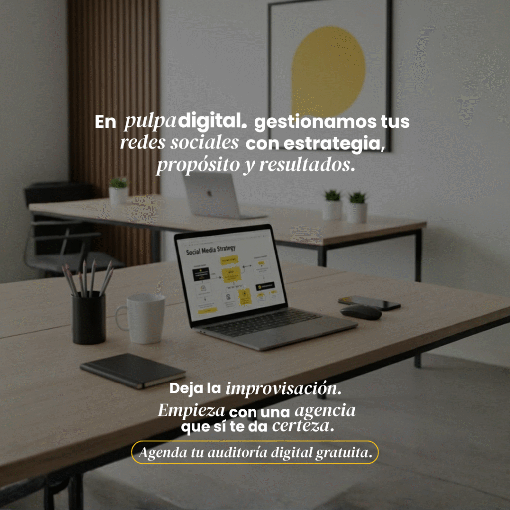 Escritorio con laptop mostrando estrategia de redes sociales, acompañado del texto “Deja la improvisación. Empieza con una agencia que sí te da certeza”.