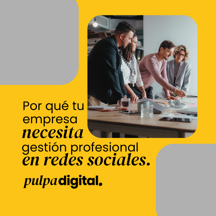 Equipo de profesionales reunidos planeando estrategia de redes sociales, junto al texto “Por qué tu empresa necesita gestión profesional en redes sociales”.